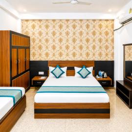 Hotel Nirmala Residency - Premium Family Stay Near Ram Janmabhoomi Ayodhya with Comfort, AC Rooms, WiFi, Parking & Prime Location, hotelli kohteessa Ayodhya