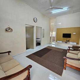 Viesnīca Anjung Rhea Homestay pilsētā Kampong Lubok Bedil
