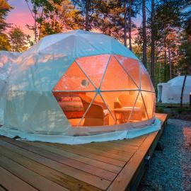 Pleasant River Glamping Dome 1 King bed, hotel i Bethel