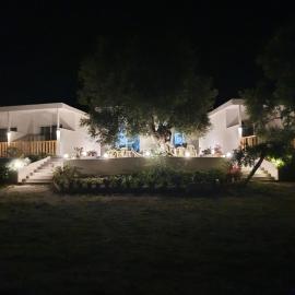 Husi Hotel – hotel w mieście Borsh