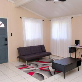 Nestled Vacation Home by Michssentials, hotel em Crosbies