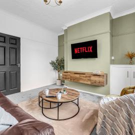 Modern 3-Bed House, Free Parking, Contractors