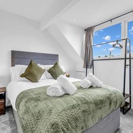 Modern 3-Bed House, Free Parking, Contractors