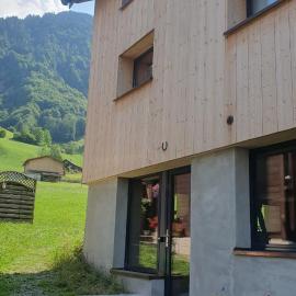 Peaceful mountain hideaway in the Glarus Alps, hotell i Engi