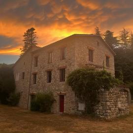 chambre ciel et terre et chambre terrasse، فندق في Saint-Laurent-de-Cerdans