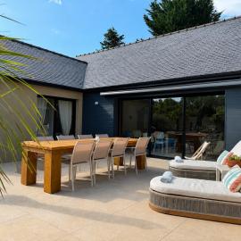 Maison morderne avec jardin paysager