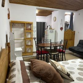 Studio confortable avec terrasse en centre-ville - Cozy Downtown Studio with Terrace