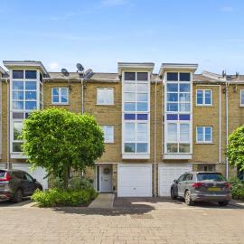 3-Bed Modern Home, 3-Min Walk to Station, Direct Trains to London, Zone 6, Free Parking, hotel a Ewell