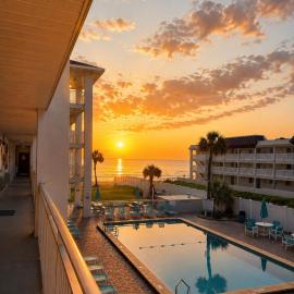 Ocean View Condo-Steps to the Beach - Sunrise Balcony-Sleeps 4 - New Smyrna, hotel v destinácii New Smyrna Beach