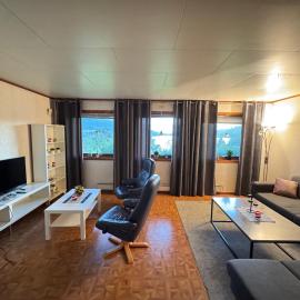 Koselig leilighet med fjell- og vannutsikt, hotel i Burfjord