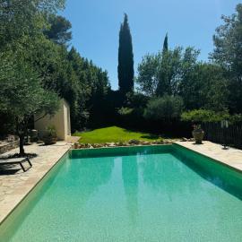 Magnifique Villa typique du Sud avec Piscine privée et jardin méditerranéen, viešbutis mieste Saint-Vincent-de-Barbeyrargues