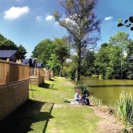 Lodge 5 Upton Lakes & Lodges Old Hill Cullompton Devon EX151RA，位于卡伦普顿的酒店