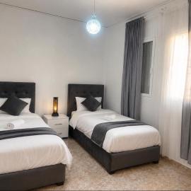 Magnifique maison famiiale moderne spacieuse de 150 m Avec de 3 chambres ,confortables et d un grand salon et terrasse, Idealement situee a 9 min du centre-ville elle se trouve à proximite de la route principale menant a l aeroport Berkane et Saidia, khách sạn ở Oujda