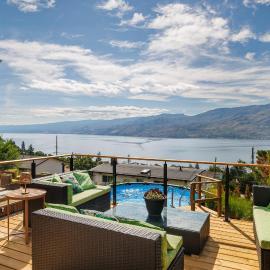 Lake View and Private Pool at Khaluna Lake House, hótel í Peachland