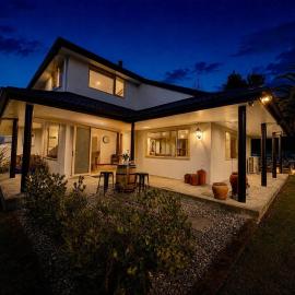 Te Awa Family Retreat River Lawn Sauna, hotel en Tasman