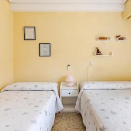Alquilo habitación doble con aire acondicionado, nevera y baño privado