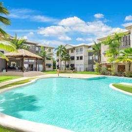 Poolside Holiday Haven at Whitfield Waters