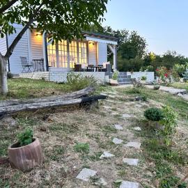 Casuta din Deal - Hilltop Boutique Cottage, hotel a Curtea de Argeş