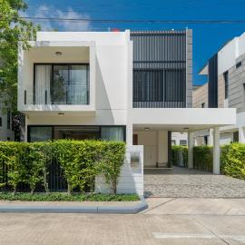 Laguna Park 5 bedroom Villa near the Playground