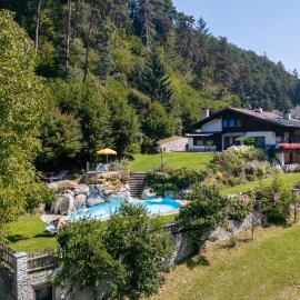 Residence Obermoarhof - Family Apartments with Pool & Playground