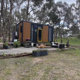 White House on the Lake by Tiny Away, hotel in Broadford