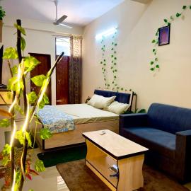 AAPNO Ghar Cozy King Studio Balcony