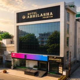 Hotel Abhilasha Premium โรงแรมในDewās
