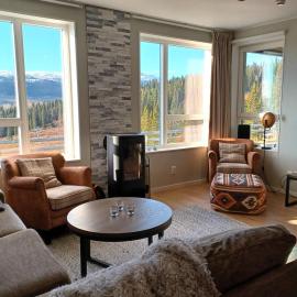 Ski-In Flat for 8 with Sauna & Fireplace