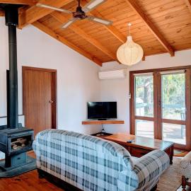 Nature's Embrace The Blue Wren Cabin, Hotel in Island Beach