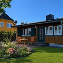 Matteos KOJE 400 - gemütliches Ferienhaus mit Terrasse und Parkplatz - nur 400m zur Müritz, hotel a Waren