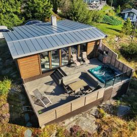 Modern Cabin with Jacuzzi and Stunning Sea View, hotel em Råde