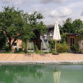 Design-Appartement im Grünen mit Schwimmteich, Hotel in Helmbrechts