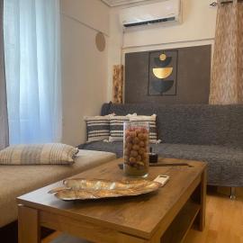 Cozy διαμερισμα με πάρκινγκ και BBQ κοντά στα καμένα βούρλα، فندق في Mólos