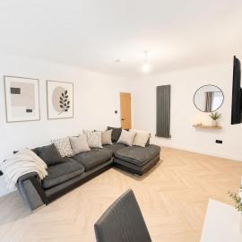 4 Bed House, Large Driveway, Discounted Long Stay