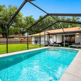 Screened Heated Pool, Sleeps 12 Game Room, 10 Min to Hard Rock Casino、Seffnerのホテル