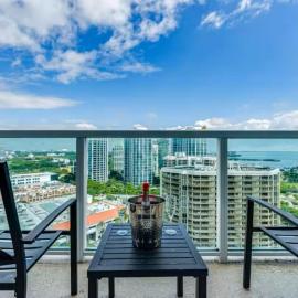 Elegant King Suite, Rooftop Pool, Full Kitchen