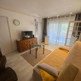 Charming two-room apartment just a stone's throw from Cannes