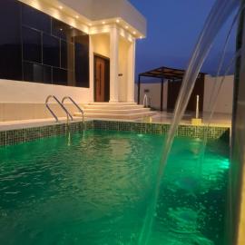 white sand beach chalet: Bimmah şehrinde bir otel