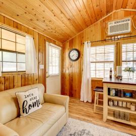 Couples Cabin w/ Luxury Deck, 1 Mi to Canyon Lake!