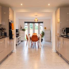 Spacious 4-Bed Eynsham Home, Garden & Parking