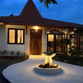 Scenic Hills Oasis Full service with Private Cook、Banjarのホテル