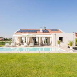 Villa Private Pool Luxury G&P Hot Tub, Hotel in Granarolo dellʼEmilia