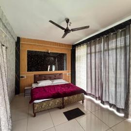 kalka guest house, hotel din Kangra
