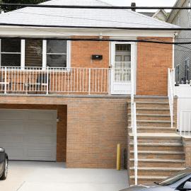 Spacious 3BDR Family Friendly, Front Porch, 2 FREE Parking Space, 8min Walk to Train Station, 30 mins to NYC, Near EWR – hotel w mieście Bayonne