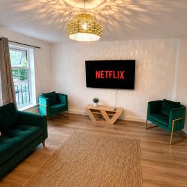 Modern 4BR Stay for Crews or Families Near Wakefield Westgate with Private Parking