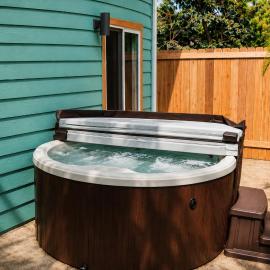 Private Hot Tub • Lanai + Full Kitchen