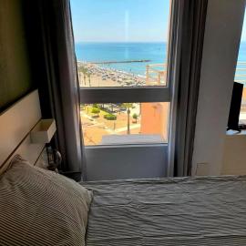 Moderne Studio-Wohnung an der Strandpromenade、トロクスのホテル