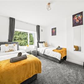 5BR 2BA & 1WC, WiFi, 8 Beds, Driveway, Long Stays Welcome, Atherton