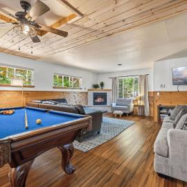 Blue Bear Lodge-By the river, pool table, open concept