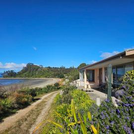 Lorna's SeaShaw - Kiwiana Beach Bach House, hotel di Parapara 